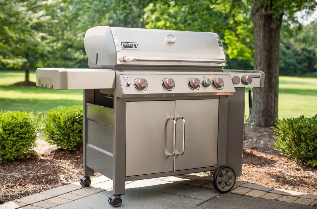 Broil King vs. Weber: Which to Choose? (Spring 2023)